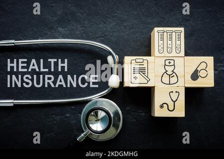 Cubes en bois et stéthoscope. Concept d'assurance maladie. Banque D'Images