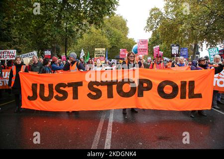Londres, Royaume-Uni. 05th novembre 2022. Les manifestants du programme Just Stop Oil tiennent une grande bannière lors d'une manifestation contre l'échec du gouvernement britannique à s'attaquer à la crise du coût de la vie, appelant les conservateurs à se retirer et à des élections générales. Crédit : SOPA Images Limited/Alamy Live News Banque D'Images