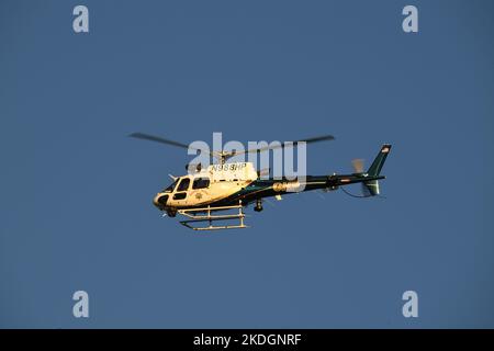 Hélicoptère de patrouille routière de Californie (CHP) en patrouille avant l'arrivée du président Joe Biden dans la Force aérienne 1 Banque D'Images