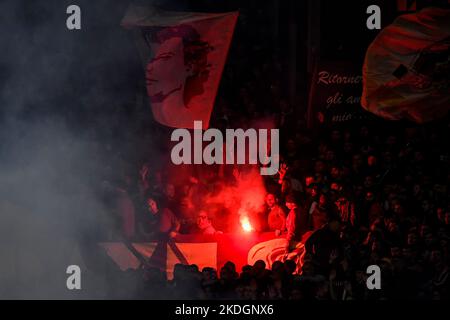 Roma, Italie. 06th novembre 2022. Comme les fans de Roma flambe pendant la série Un match de football entre COMME Roma et SS Lazio au stade Olimpico à Rome (Italie), 6 novembre 2022. Photo Andrea Staccioli/Insidefoto crédit: Insidefoto di andrea staccioli/Alamy Live News Banque D'Images