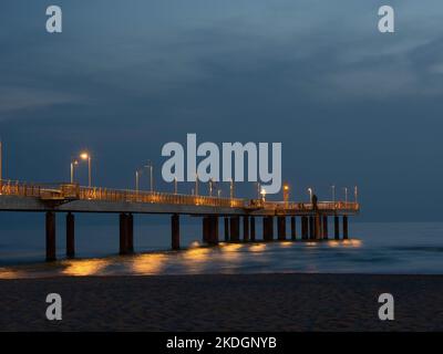 Marina di Pietrasanta (tonfano): Vue de nuit de la jetée de la plage, mer agitée et grandes vagues Banque D'Images