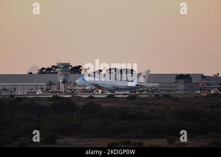 La Force aérienne 1 débarque au MCAS Miramar à San Diego, en Californie, avec le président Joe Biden à bord. Banque D'Images
