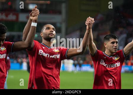 Leverkusen, Rhénanie-du-Nord-Westphalie, Allemagne. 6th novembre 2022. Les membres de l'équipe Bayer Leverkusen EVANS TIMOTHY FOSU-MENSAH (24, à gauche), JONATHAN TAH (4) et EXEQUIEL ALEJANDRO PALACIOS (25, à droite) célèbrent la victoire après le match Bayer Leverkusen contre Union Berlin Bundesliga à la BayArena de Leverkusen, en Allemagne, sur 6 novembre 2022. (Image de crédit : © Kai Dambach/ZUMA Press Wire) Banque D'Images