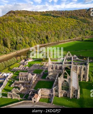 Vue aérienne d'un ancien monastère en ruines au pays de Galles (Abbaye de Tintern. Vers 12th siècle après J.-C.) Banque D'Images