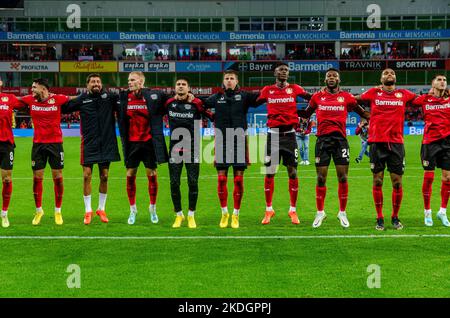 Leverkusen, Rhénanie-du-Nord-Westphalie, Allemagne. 6th novembre 2022. Les membres de l'équipe Bayer Leverkusen, dont NAIEM AMIRI (11, deuxième à partir de la gauche), KEREM DEMIRBAY (10, troisième à partir de la gauche), MITCHEL BAKKER (5, Quatrième à partir de la gauche), KOUAKOU ODILON DORGELESS KOSSOUNOU (6, quatrième à partir de la droite), EVANS TIMOTHY FOSU-MENSAH (24, troisième à partir de la droite), JONATHAN TAH (4, deuxième à partir de la droite) et EXEQUIEL ALEJANDRO PALACIOS (25, à l'extrême droite) célèbrent après le match Bayer Leverkusen 6 novembre contre Leverkusen, dans l'arène de Berlin, en, en, en Allemagne. 2022. (Image de crédit : © Kai Dambach/ZUMA Press Wire) Banque D'Images