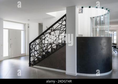 escalier moderne en résine à l'intérieur d'une maison de luxe, éléments en verre et en fer complètent le design Banque D'Images