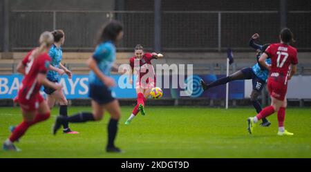Londres, Royaume-Uni. 06th novembre 2022. Londres, Angleterre, 6 novembre 2022 : Tara Bourne (12 Birmingham) passe le ballon lors du match de football Barclays Womens Championship entre Lionesses de Londres et Birmingham City à Princes Park à Londres, en Angleterre. (James Whitehead/SPP) crédit: SPP Sport Press photo. /Alamy Live News Banque D'Images