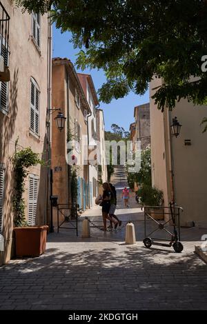 Saint Tropez, France - 8 août 2022 - les rues étroites et les places de la célèbre ville française en un après-midi d'été Banque D'Images