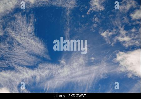 Ciel bleu et nuages blancs pour la pleine conscience et la paix Banque D'Images