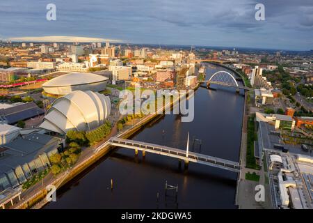 Glasgow Arc et Bells Bridge au-dessus de la rivière Clyde à Finnieston Banque D'Images