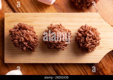 Marshmallows au caramel maison recouverts de riz soufflé au goût du chocolat, douceur facile à préparer, pas de cuisson nécessaire, idéal pour les fêtes et les fêtes Banque D'Images