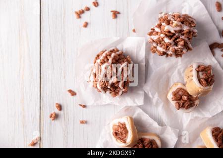 Marshmallows au caramel maison recouverts de riz soufflé au goût du chocolat, douceur facile à préparer, pas de cuisson nécessaire, idéal pour les fêtes et les fêtes Banque D'Images