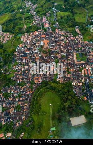 Jerico CityScape Maisons coloniales et Green Meadows et Une statue du Christ sur Une colline vue d'en haut Banque D'Images