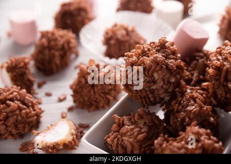 Marshmallows au caramel maison recouverts de riz soufflé au goût du chocolat, douceur facile à préparer, pas de cuisson nécessaire, idéal pour les fêtes et les fêtes Banque D'Images