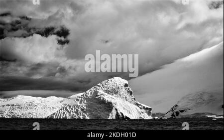 Le paysage enneigé, les collines et les montagnes de l'Antarctique Banque D'Images