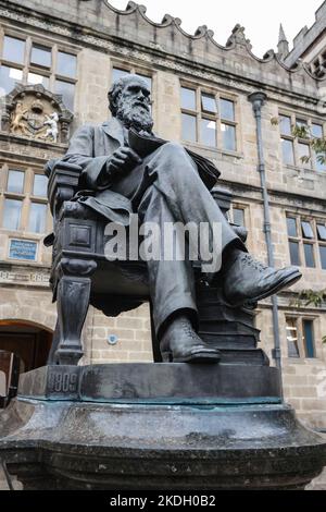 Charles Darwin, statue, se dresse devant sa vieille école, maintenant, la bibliothèque de Shrewsbury. La sculpture en bronze a été créée par le sculpteur Horace Montford et présentée au quartier de Shrewsbury par la Shropshire Horticultural Society en 1897. La bibliothèque de Shrewsbury occupe un bâtiment classé de catégorie I situé sur les portes du château près du château de Shrewsbury. Le site a été la maison de Shrewsbury School de 1550 à 1882,dans,centre,de,Shrewsbury,Shropshire,Angleterre,anglais,GB,Grande-Bretagne,britannique,Europe, Banque D'Images