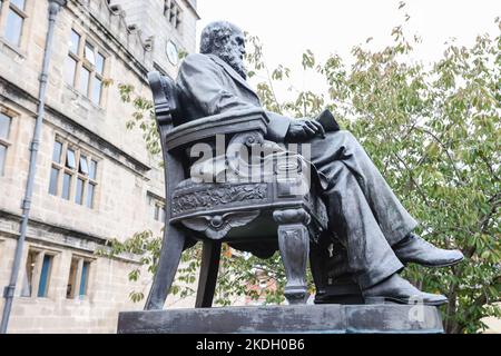 Charles Darwin, statue, se dresse devant sa vieille école, maintenant, la bibliothèque de Shrewsbury. La sculpture en bronze a été créée par le sculpteur Horace Montford et présentée au quartier de Shrewsbury par la Shropshire Horticultural Society en 1897. La bibliothèque de Shrewsbury occupe un bâtiment classé de catégorie I situé sur les portes du château près du château de Shrewsbury. Le site a été la maison de Shrewsbury School de 1550 à 1882,dans,centre,de,Shrewsbury,Shropshire,Angleterre,anglais,GB,Grande-Bretagne,britannique,Europe, Banque D'Images