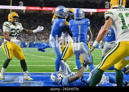 9DETROIT, MI - NOVEMBRE 06 : Detroit Lions Safety (31) Curby Joseph and Detroit Lions Corner back (1) Jeff Okudah bataille pour une interception pendant le match entre Green Bay Packers et Detroit Lions sur 6 novembre 2022 à Detroit, MI (photo d'Allan Dranberg/CSM) Credit: CAL Sport Media/Alay Live News Banque D'Images