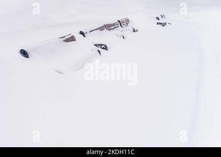 Bancs couverts de neige en hiver. Une allée déserte après une nuit de neige Banque D'Images