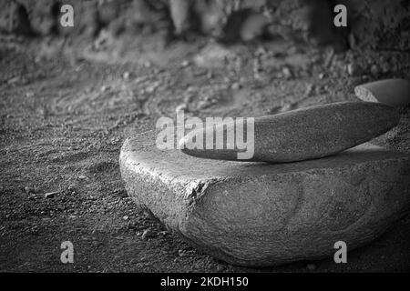 Mano amérindien traditionnel et moulin à maïs Metate Banque D'Images