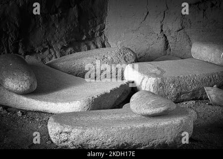 Mano amérindien traditionnel et moulin à maïs Metate Banque D'Images