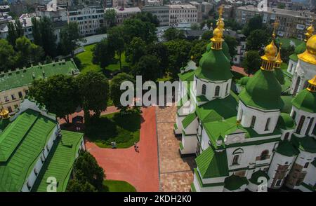 Église de Sant Sophia à Kiev ou à Kiev, en Ukraine, un jour ensoleillé. Belltours et toits d'une église majestueuse Banque D'Images