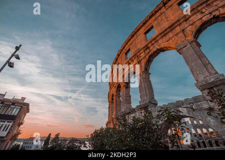 Magnifique colisée romain ou amphitéatre à Pula, lors d'une soirée d'été ensoleillée avec une atmosphère romantique. Détails parties de la belle structure romaine en or Banque D'Images