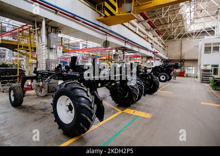 Le processus d'assemblage des tracteurs et moissonneuses agricoles Banque D'Images