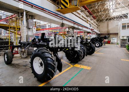 Le processus d'assemblage des tracteurs et moissonneuses agricoles Banque D'Images
