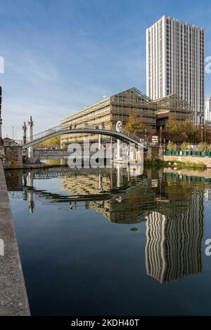 Réflexions sur le canal d'Ourcq du pont levant au lever du soleil Banque D'Images