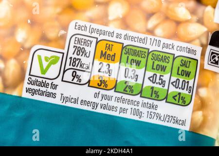 Paquet en plastique de maïs soufflé jaune propre étiquette du supermarché ASDA avec feux de circulation alimentaire. Pour le logo de la nourriture végétarienne, étiquette de feu de circulation alimentaire. Banque D'Images