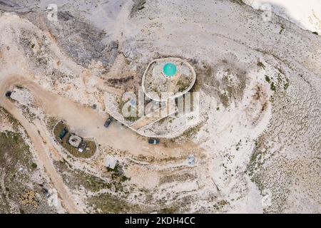 Le mont Tomorr est situé dans le parc national de Tomorr avec le sanctuaire (tyrbe) d'Abbas ibn Ali en haut en été, en Albanie Banque D'Images