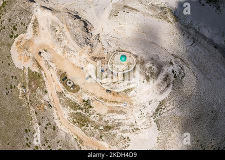 Le mont Tomorr est situé dans le parc national de Tomorr avec le sanctuaire (tyrbe) d'Abbas ibn Ali en haut en été, en Albanie Banque D'Images