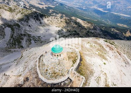 Le mont Tomorr est situé dans le parc national de Tomorr avec le sanctuaire (tyrbe) d'Abbas ibn Ali en haut en été, en Albanie Banque D'Images