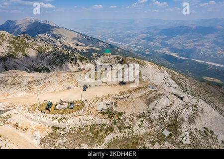 Le mont Tomorr est situé dans le parc national de Tomorr avec le sanctuaire (tyrbe) d'Abbas ibn Ali en haut en été, en Albanie Banque D'Images