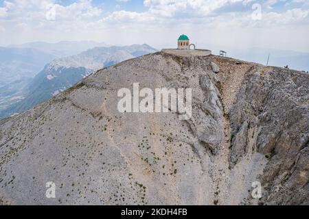 Le mont Tomorr est situé dans le parc national de Tomorr avec le sanctuaire (tyrbe) d'Abbas ibn Ali en haut en été, en Albanie Banque D'Images