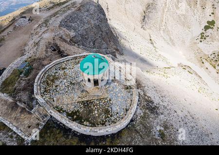 Le mont Tomorr est situé dans le parc national de Tomorr avec le sanctuaire (tyrbe) d'Abbas ibn Ali en haut en été, en Albanie Banque D'Images