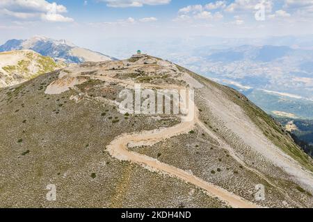 Le mont Tomorr est situé dans le parc national de Tomorr avec le sanctuaire (tyrbe) d'Abbas ibn Ali en haut en été, en Albanie Banque D'Images