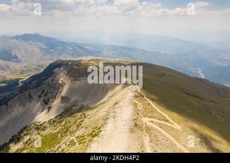 Le mont Tomorr est situé dans le parc national de Tomorr avec le sanctuaire (tyrbe) d'Abbas ibn Ali en haut en été, en Albanie Banque D'Images