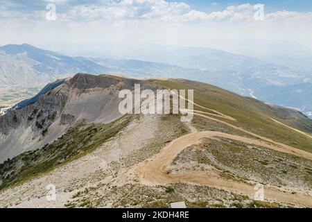 Le mont Tomorr est situé dans le parc national de Tomorr avec le sanctuaire (tyrbe) d'Abbas ibn Ali en haut en été, en Albanie Banque D'Images