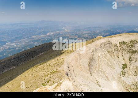 Le mont Tomorr est situé dans le parc national de Tomorr avec le sanctuaire (tyrbe) d'Abbas ibn Ali en haut en été, en Albanie Banque D'Images