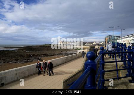 Les gens appréciant le bord de mer. Promenade / Esplanade et vue sur le front de mer de Porthcawl. Novembre 2022. Automne. Banque D'Images