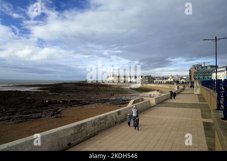 Les gens appréciant le bord de mer. Promenade / Esplanade et vue sur le front de mer de Porthcawl. Novembre 2022. Automne. Banque D'Images