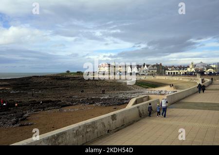 Les gens appréciant le bord de mer. Promenade / Esplanade et vue sur le front de mer de Porthcawl. Novembre 2022. Automne. Banque D'Images