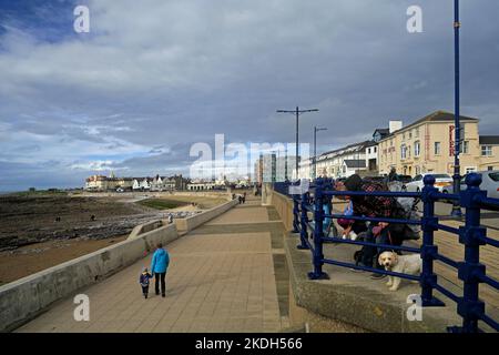 Les gens appréciant le bord de mer. Promenade / Esplanade et vue sur le front de mer de Porthcawl. Novembre 2022. Automne. Banque D'Images