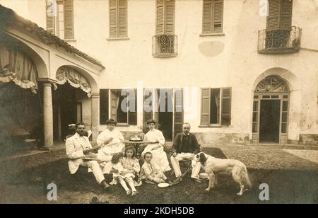 Une riche famille italienne pose pour une photo dans la cour de leur belle maison à Lacchiarella, petit village près de Milan (Italie) Banque D'Images