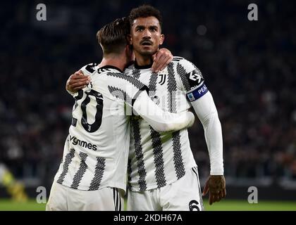 Turin, Italie. 06 novembre 2022. Danilo Luiz da Silva de Juventus FC fête avec Fabio Miretti de Juventus FC après avoir remporté un but plus tard refusé par VAR pendant la série Un match de football entre Juventus FC et FC Internazionale. Credit: Nicolò Campo/Alay Live News Banque D'Images