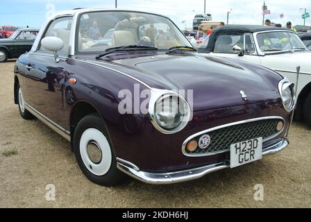 Une Nissan Figaro 1991 a été exposée au salon automobile classique de la Riviera anglaise, à Paignton, Devon, en Angleterre, au Royaume-Uni. Banque D'Images