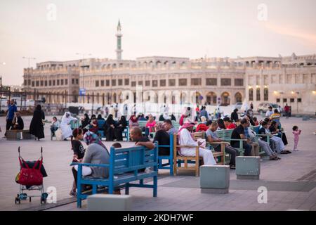 Doha, Qatar - 05 mars 2019 : les rues du marché arabe traditionnel Wakif sont bondées de gens. Banque D'Images