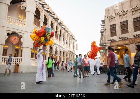 Doha, Qatar - 05 mars 2019 : les rues du marché arabe traditionnel Wakif sont bondées de gens. Banque D'Images